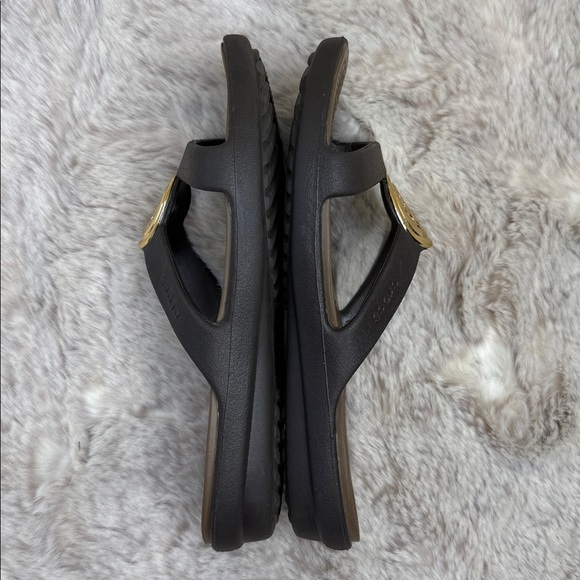 CROCS | Sanrah Slip On Hammered Teardrop 
Comfort Sandals, Size 5 - Picture 10 of 11